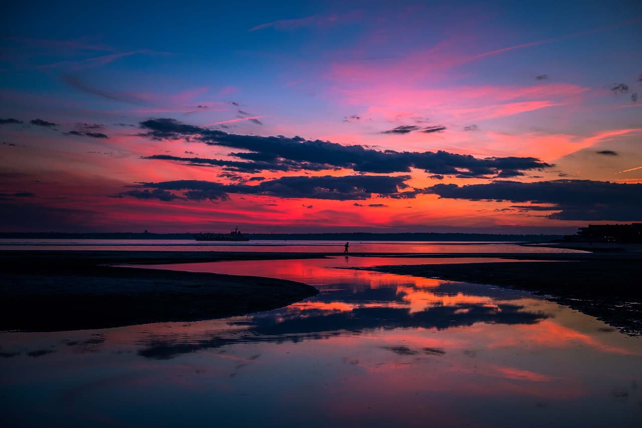 <b><a href="https://www.explorestsimonsisland.com/St_Simons_Beaches.html#east_beach">East Beach (Saint Simons Island)</a></b>. Una de las playas más populares de St. Simons Island, que cuenta con el área de playa más amplia y abundante estacionamiento e instalaciones.