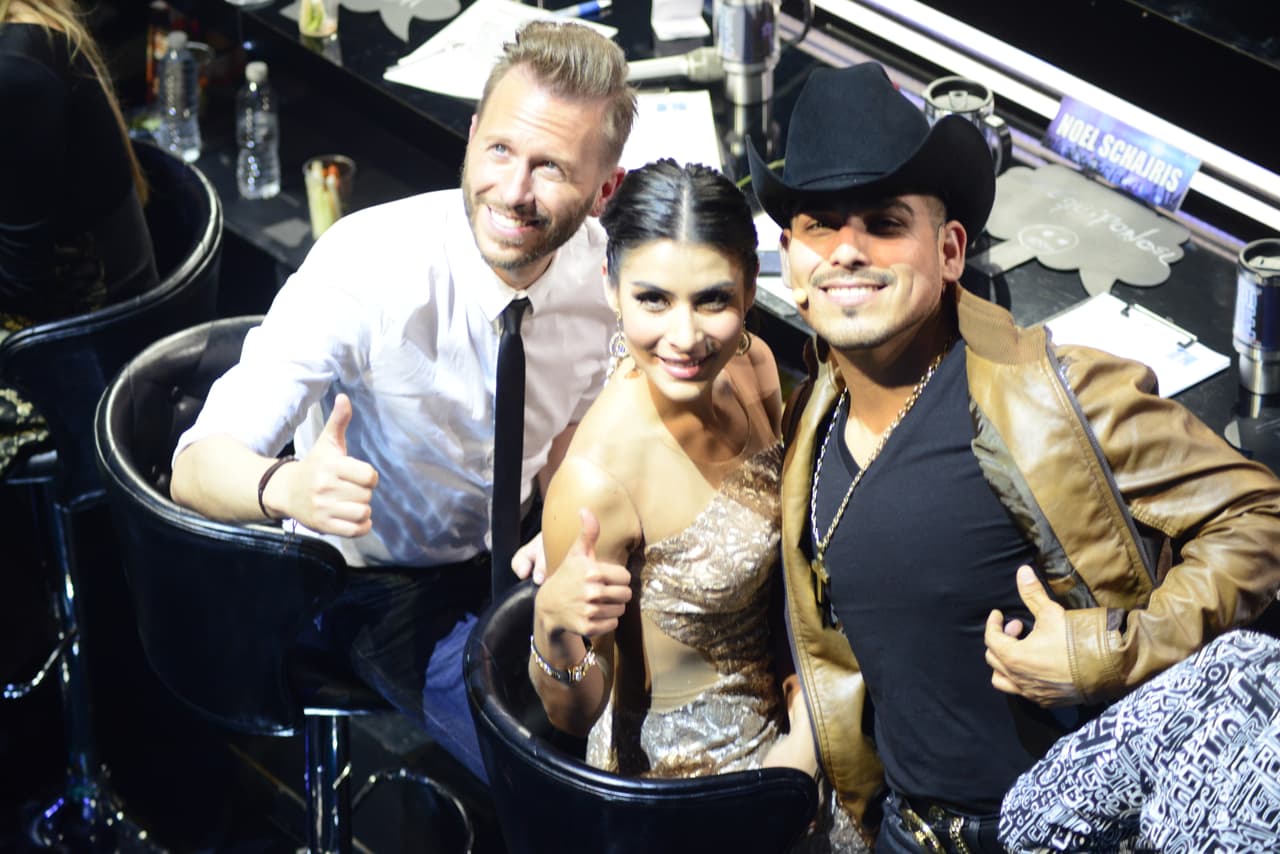 Cuando no están frente a la cámara, los famosos hacen de todo, lo malo es que no se dan cuenta que nuestra cámara indiscreta anda alerta y los está viendo. Así fue como captamos a jueces y capitanes en el detrás de cámaras.