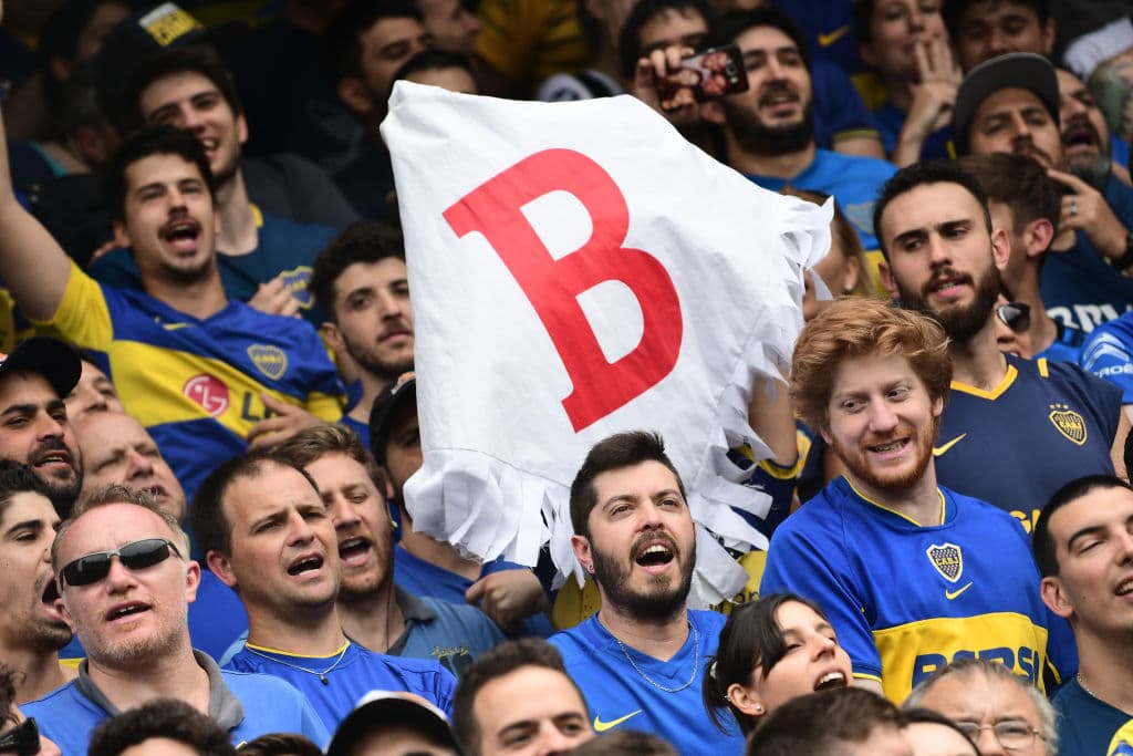 Los hinchas de Boca Juniors y River Plate viven con pasión la ida en la final de Copa Libertadores. Los xeneizes lo disfrutan en La Bombonera, mientras los 'millonarios' apoyan en el Monumental, pues no pueden ir al estadio de su rival.