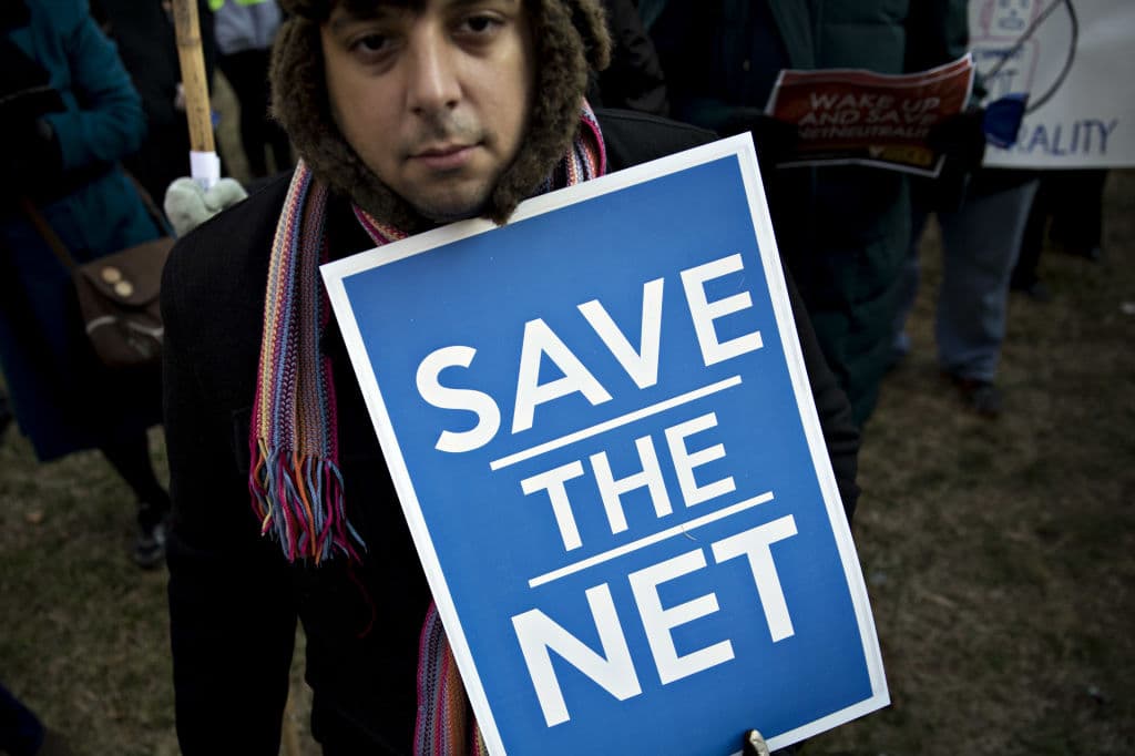 "Salven a la red", un protesta contra el demantelamiento de la neutralidad en internet en diciembre de 2017.