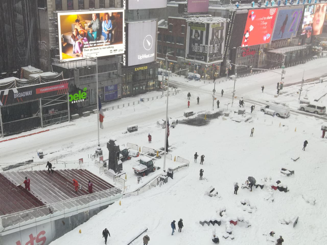 Una vista aérea de Times Square cubierta de nieve.