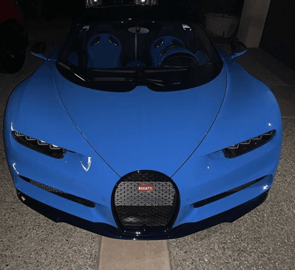 El Bugatti Chiron que desde hoy es propiedad de ‘Canelo’ Álvarez tiene un precio 
<b>a partir de 2.5 millones de dólares</b>.
<br>