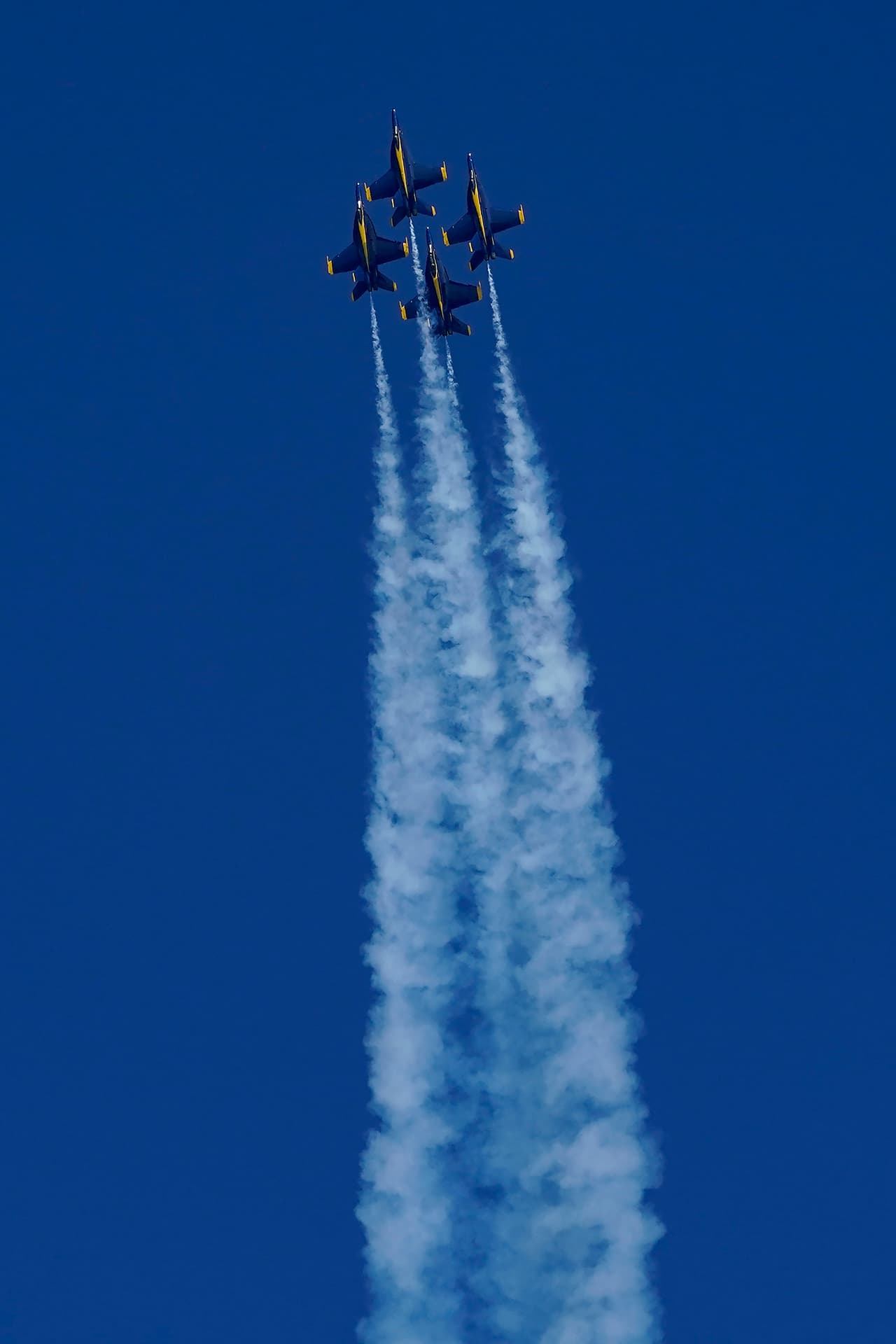 Algunas de las maniobras incluyen pasadas opuestas (el uno hacia el otro en lo que aparenta una trayectoria de colisión, pasando muy cerca entre sí) y formaciones en espejo (espalda con espalda, panza con panza o ala con ala, con un avión volando en invertido).