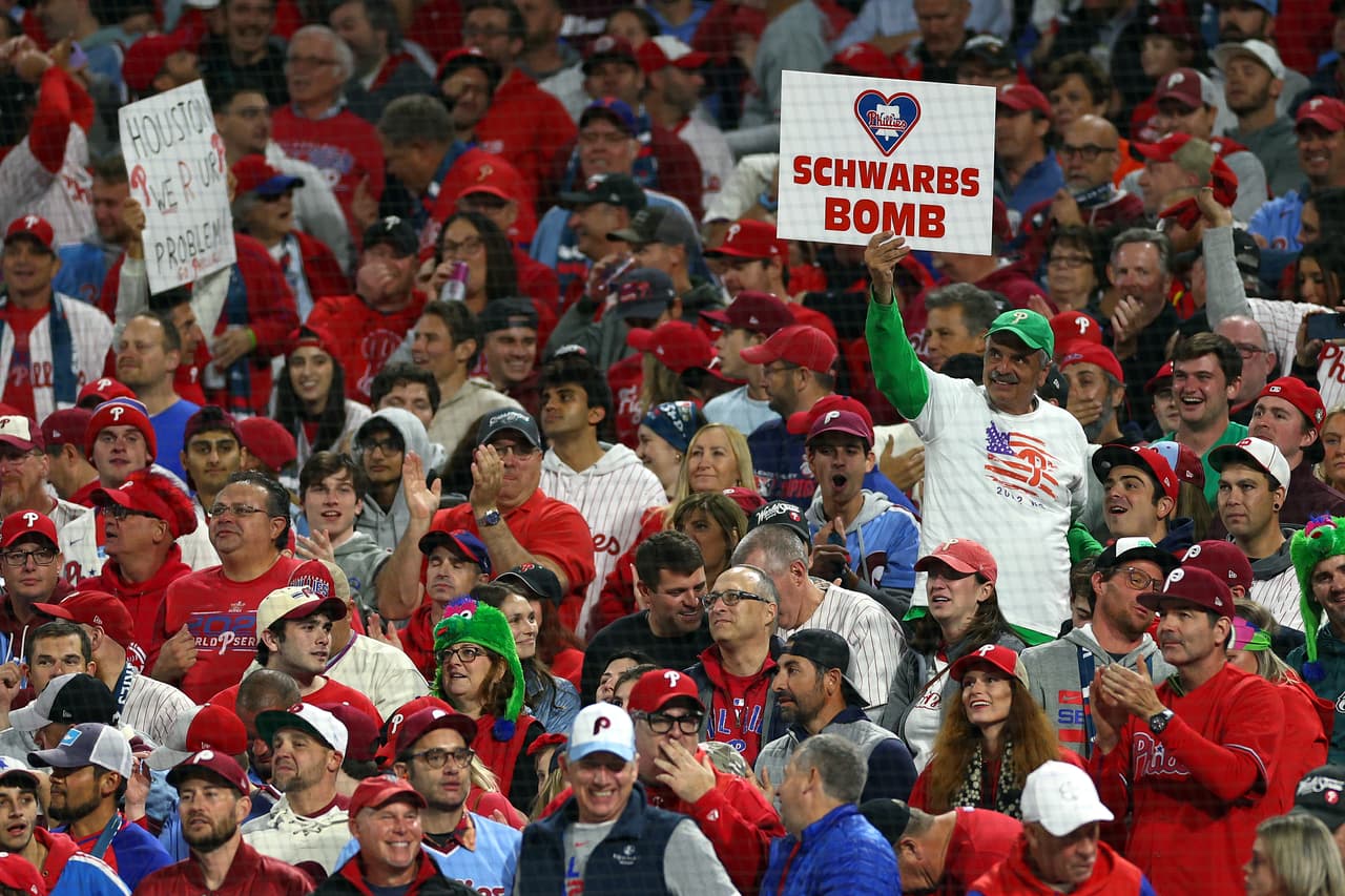 Un fanático sostiene un cartel después de un jonrón de Kyle Schwarber # 12 de los Phillies de Filadelfia durante la primera entrada contra los Astros de Houston en el Juego Cinco de la Serie Mundial 2022.