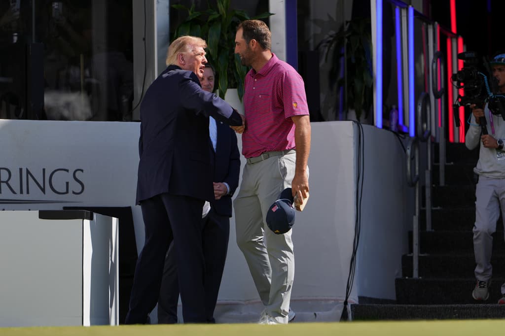 <b>Scottie Scheffler</b>, número uno del golf mundial, le dio una palmada en el hombro cuando Trump se dirigió al primer tee.