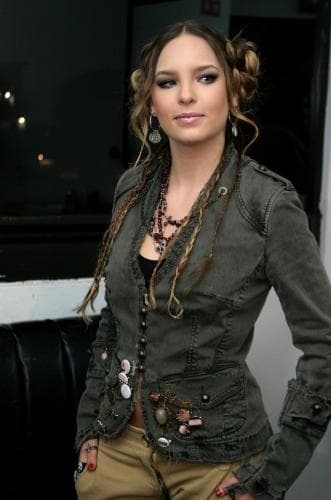 En 2004, regresó a los melodramas juveniles con una pequeña participación en 
<b>'Corazones al límite'</b>.