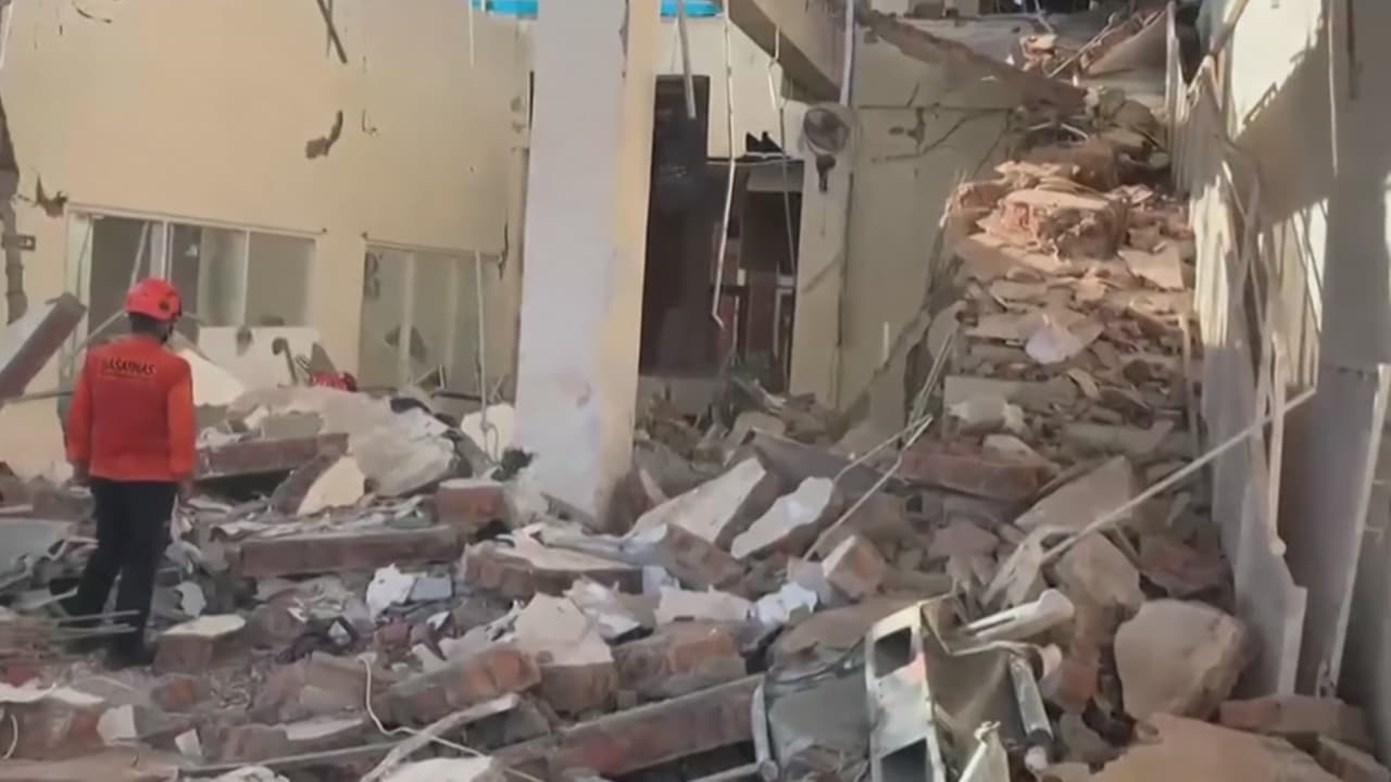 Terremoto de magnitud 7.7 en Indonesia deja al menos 47 muertos y decenas de heridos