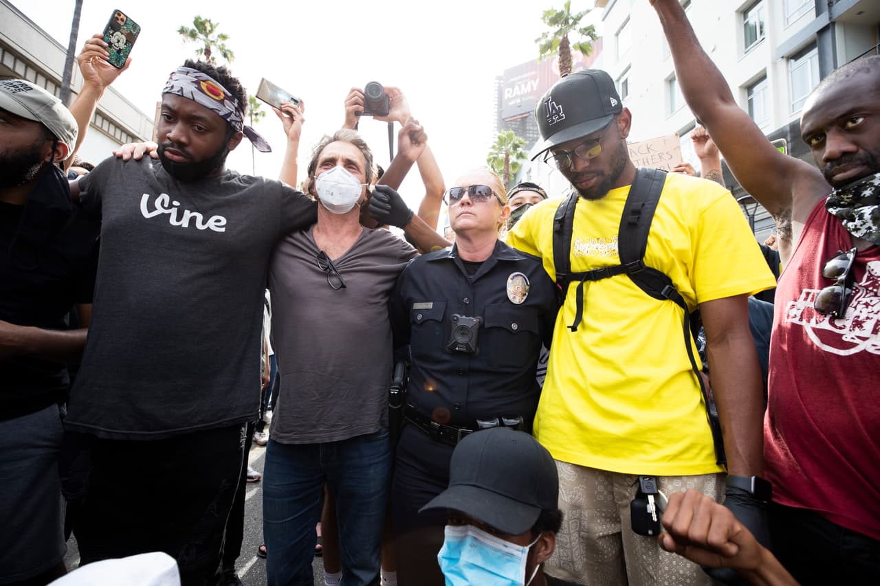 Y manifestantes y oficiales han reconocido que juntos pueden ser parte de la solución y el cambio urgente que el sistema necesita.