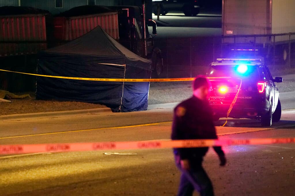 Para las 10:15 de la noche, la policía dijo que Berkey, así como residencias cercanas, estaban protegidas. Estudiantes de la MSU relataron a los medios el terror que vivieron durante horas encerrados en aulas o en baños del edificio académico, mientras escuchaban las detonaciones.