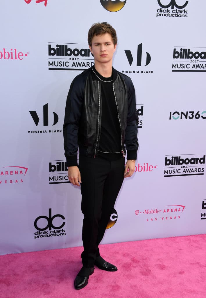 Aunque para algunos, Ansel Elgort fue demasiado informal al vestir, sus fans estuvieron encantadas en las redes sociales.