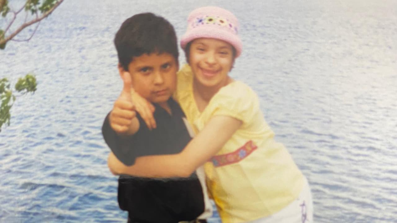 "Desde que Mercedes nació, los doctores dijeron que no pasaría los 3 años de vida, pero ella fue una luchadora y sobrepasó los 30... (Sin embargo) como ella era diabética y le hacían diálisis, no pudo recibir dos tratamientos seguidos debido a la tormenta congelante qué pasó en Houston en febrero y eso contribuyó a su deceso repentino", se lee en parte en el mensaje que acompaña la colecta.