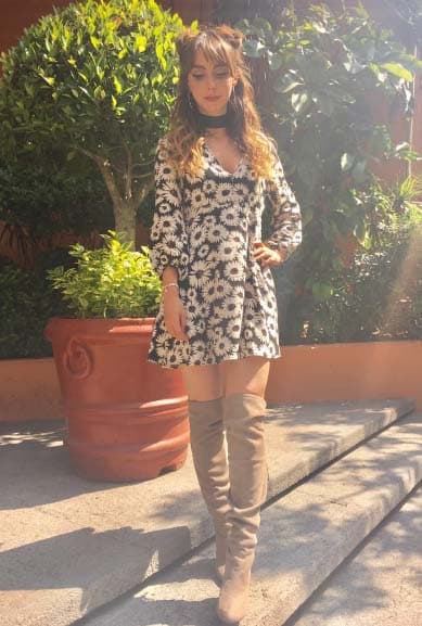 Las flores son el estampado favorito de Nat. Sus looks siempre son alegres y originales.