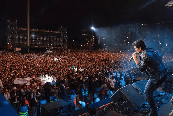 El puertorriqueño Chayanne inició su participación en la plancha del Zócalo capitalino con el tema 'Humanos a Marte'. Además, el cantante declaró que éste concierto fue completamente distinto: "es una presentación para que el mundo sepa que México es fuerte y su gente tiene un corazón de oro".