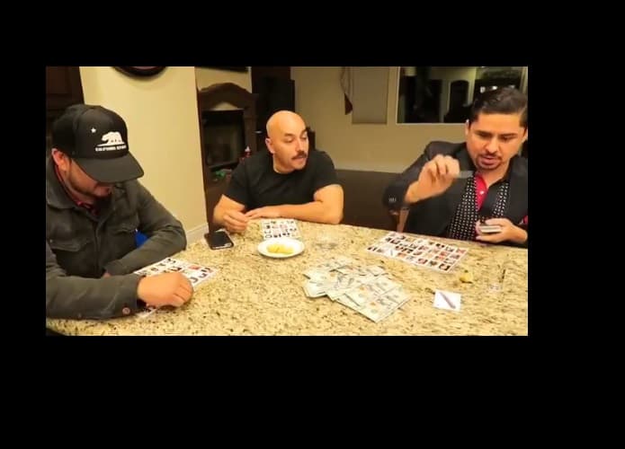 En un clip se escucha a Larry cantar las cartas, así como la manera tradicional, pero repitiendo lo siguiente: "El Alcapone, Vicente Zambada, El Señor de Los Cielos..."...
