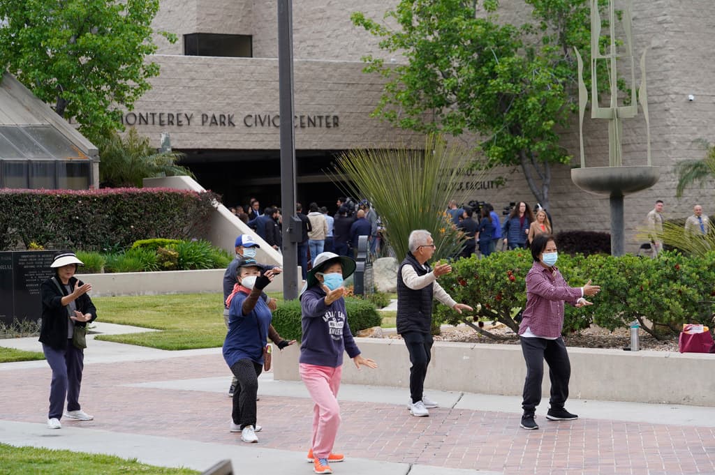 La intención de las medidas es garantizar que la comunidad se sienta segura practicando sus actividades cotidianas, en todo el estado, tal como estas personas que comienzan sus días practicando Tai Chi en un parque cercano a la alcaldía.