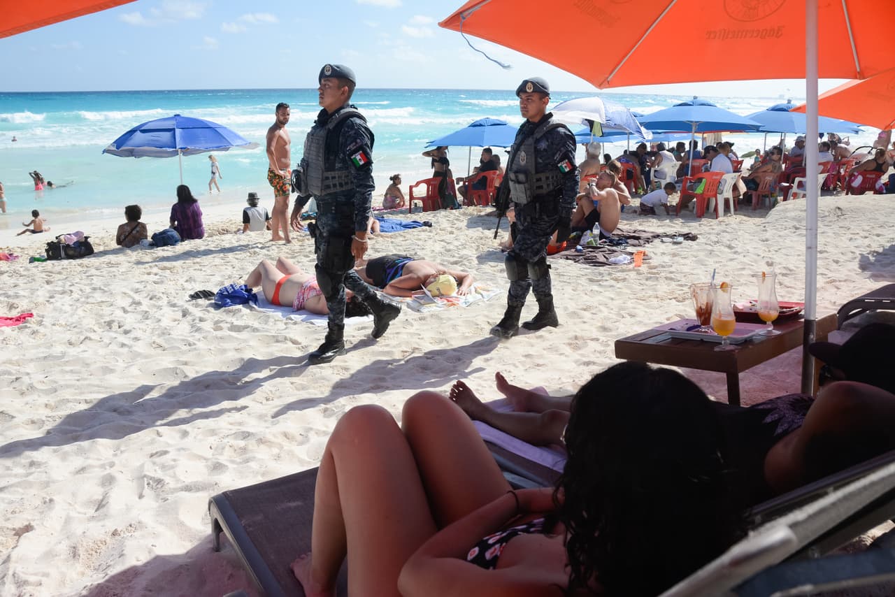 Agentes federales recorrían una playa de Cancún en 2017.