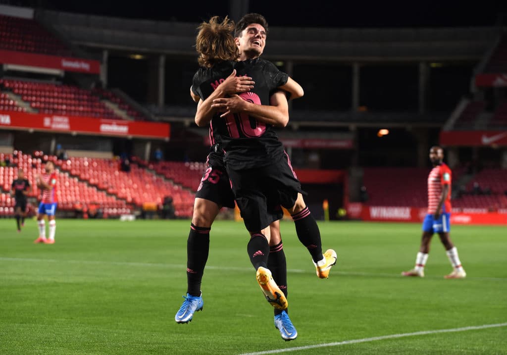 El Real Madid muestra su poderío y con los goles de Luka Modric, Rodrygo, Ávaro Odriozola y Karim Benzema, el Real Madrid golea 1-4 al Granada y aprietan al Atlético de Madrid en la pelea por el título de La Liga.