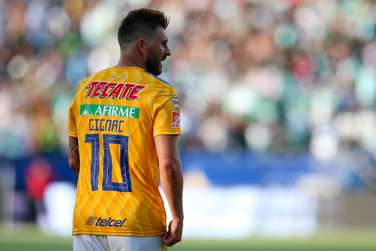 Pasando la primera media hora de juego el árbitro central concedió un penalti en favor de Tigres, por una polémica mano de Gerardo Alcoba, y André-Pierre Gignac falló en su intento de marcar.