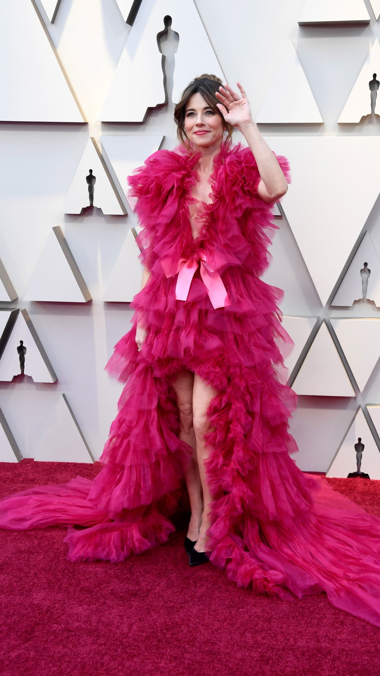 <b>Lo peor: </b>El vestido de Linda Cardellini que combinaba todas las tendencias en una: lazos, vuelos, cortes asimétricos y escote. Si faltaba algo: el color de su vestido Schiaparelli era casi idéntico al de la alfombra.