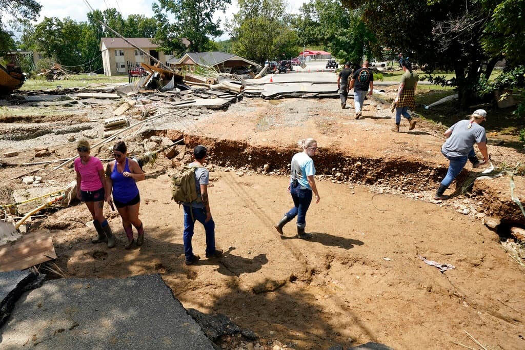 Los trabajadores de emergencias buscaban de casa en casa, dijo Kristi Brown, coordinadora de supervisión de salud y seguridad para las escuelas del condado Humphreys. En la imagen, varias personas caminan por una de las zonas afectadas.