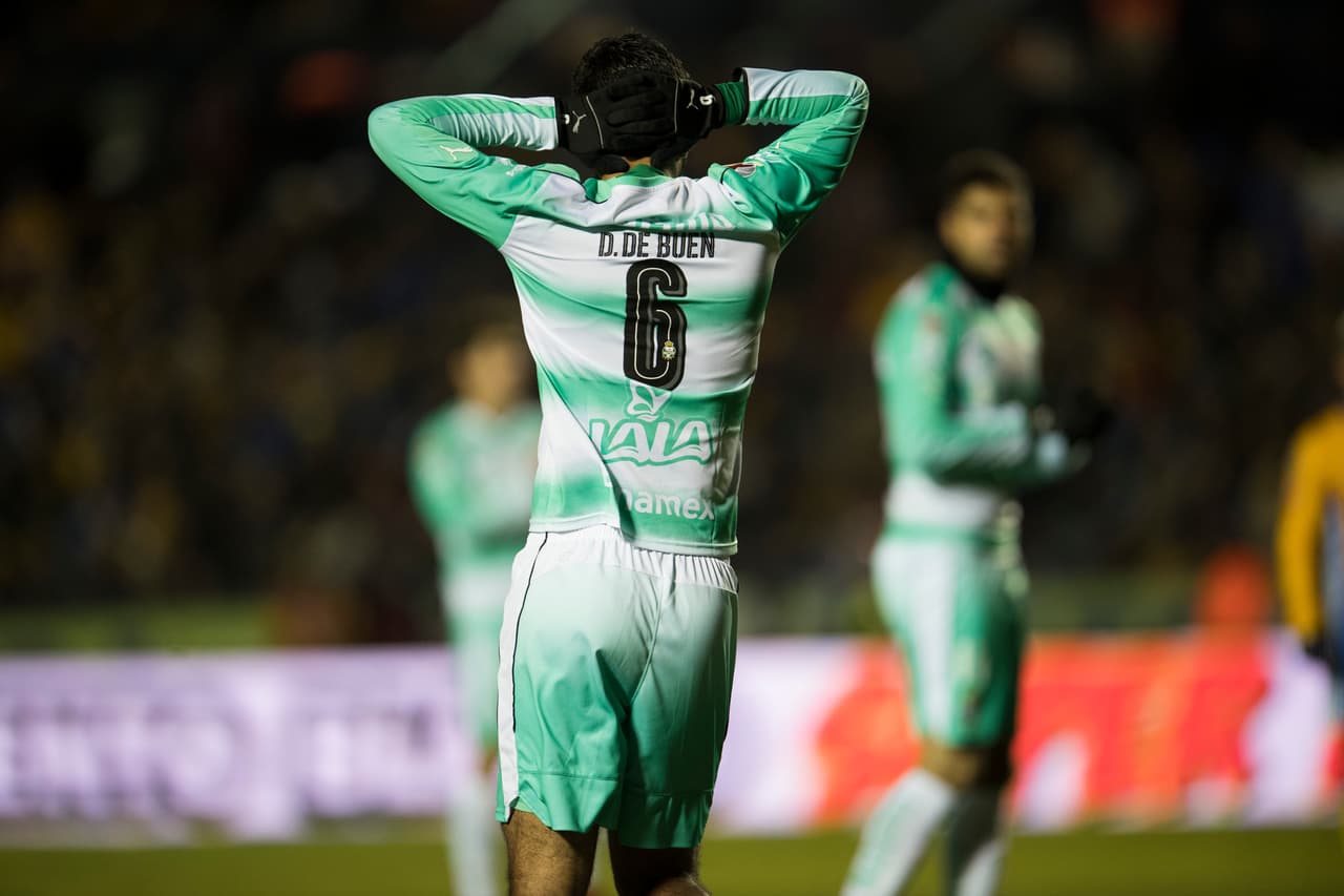Diego de Buen aún no demuestra calidad para consolidarse en primera división; 
<a href="http://www.univision.com/deportes/futbol/liga-mx/de-carcel-artera-y-alevosa-entrada-sobre-orbelin-pineda-video#rel" target="_blank">y encima realiza una entrada de cárcel sobre Orbelín Pineda dejando a los suyos en inferioridad numérica</a>.