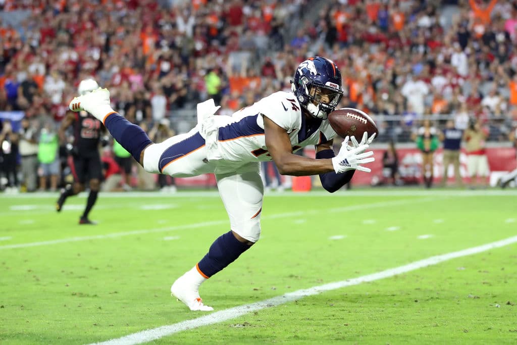 Y en una jugada sorpresa, en el primer cuarto, Denver volvió a pegar. El receptor Emmanuel Sanders lanzó un pase de anotación a su compañero Courtland Sutton (14) para aventajar 14-0.