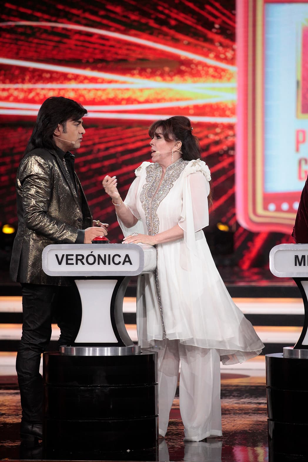 Al estilo de 'Rosa Salvaje', Verónica Castro y Albertano representaron una escena que divirtió al público y al resto de jueces.