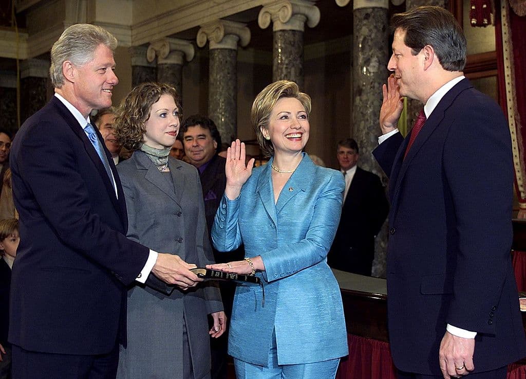Hillary Clinton junto a Bill Clinton y su hija Chelsea jura como senadora por Nueva York en 2001.