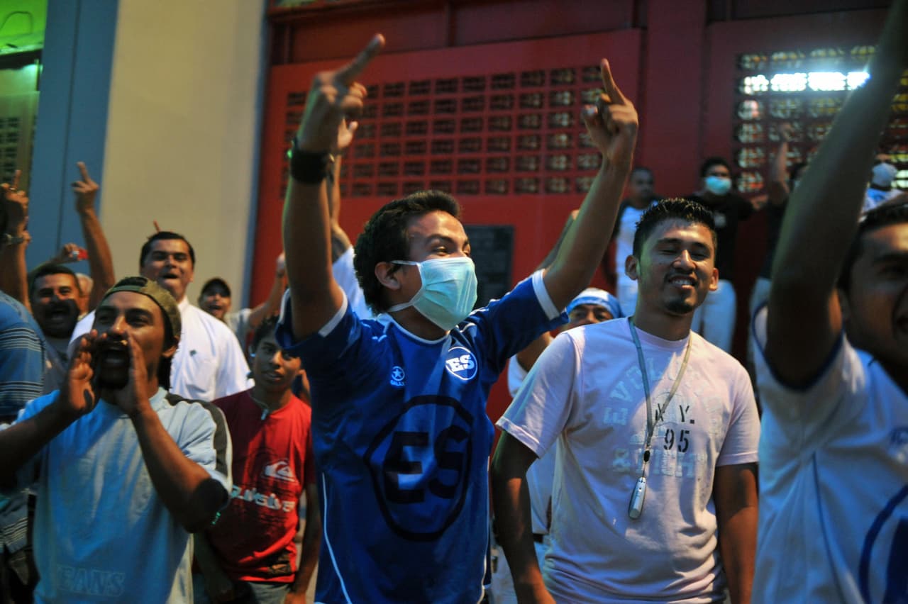 El grupo de animación salvadoreño, ‘Barra Azul’ lanzó la campaña ‘Ponte la Mascarilla’ que consistía en utilizar cubrebocas durante la estancia del Tri en El Salvador. Según los organizadores esto serviría para meterle presión psicológica al seleccionado mexicano, pero afirmando que no era algo para ofender a los mexicanos.