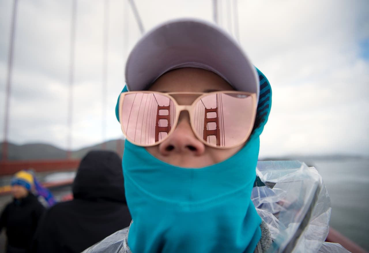 Miles de personas se reunieron en el Golden Gate Bridge en San Francisco este 20 de enero de 2017 para unir sus manos y mostrar unidad en respuesta a la juramentación de Donald Trump como el nuevo presidente de Estados Unidos.