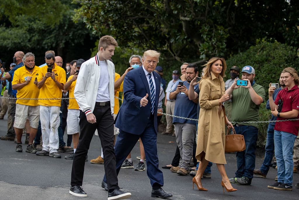 Los Trump regresando a la Casa Blanca el 16 de agosto de 2020 en Washington. Esta foto fue tomada en plena pandemia y ninguno de los tres llevan mascarilla. 
<b>Poco más de un mes después de esta imagen, <a href="https://www.univision.com/noticias/elecciones-en-eeuu-2020/se-complica-la-campana-de-trump-tras-dar-positivo-por-coronavirus-a-poco-mas-de-un-mes-para-las-elecciones" target="_blank">Melania y Donald Trump dieron positivo al coronavirus</a>. Barron también lo contrajo al igual que numerosos miembros del equipo de la Casa Blanca. </b>