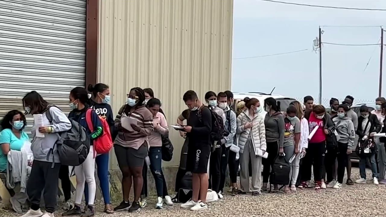 Video. A pesar de la decisión de un juez de Louisiana de mantener vigente el Título 42, grandes grupos de indocumentados continúan cruzando la frontera. A centros de ayuda en Eagle Pass no dejan de arribar autobuses llenos de inmigrantes una vez que son liberados por la Patrulla Fronteriza. 
<b>Más noticias sobre <a href="https://www.univision.com/noticias/inmigracion" target="_blank">inmigración en Univision</a></b>.