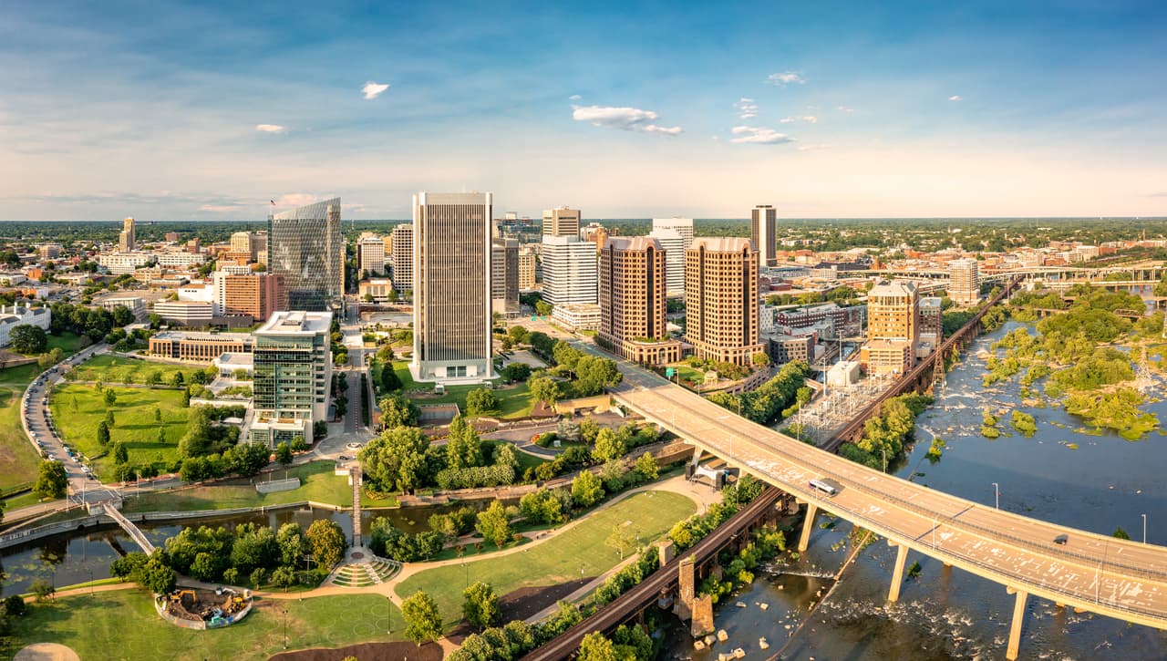 <h3 class="cms-H3-H3"><b>10. Virginia</b></h3>
<br>
<br>Si bien antes de la pandemia la vida de la gran ciudad comenzaba a parecer poco atractiva, tras el voraz golpe emocional que provocó el coronavirus, los estadounidenses han afianzado su deseo de hacer las maletas en busca de buenas oportunidades de educación, pagar menos impuestos y trabajos remotos.
<br>