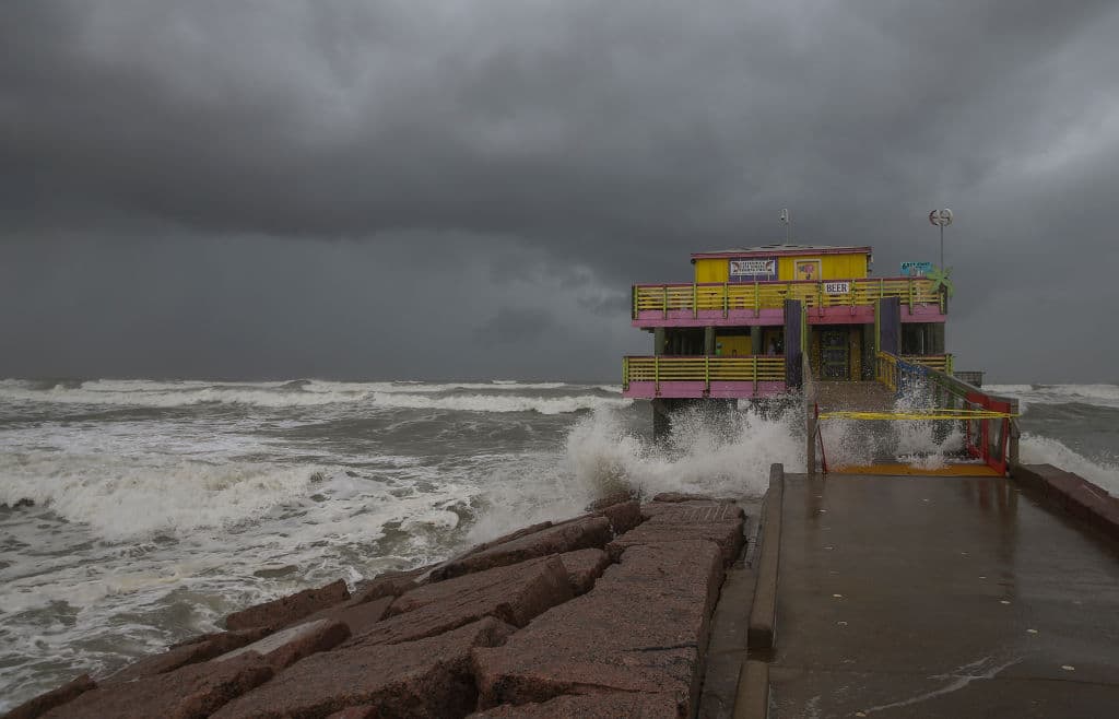Imágenes del muelle de pesca de la calle 61st Street, en Galveston, Texas horas antes de la llegada del huracán Laura.