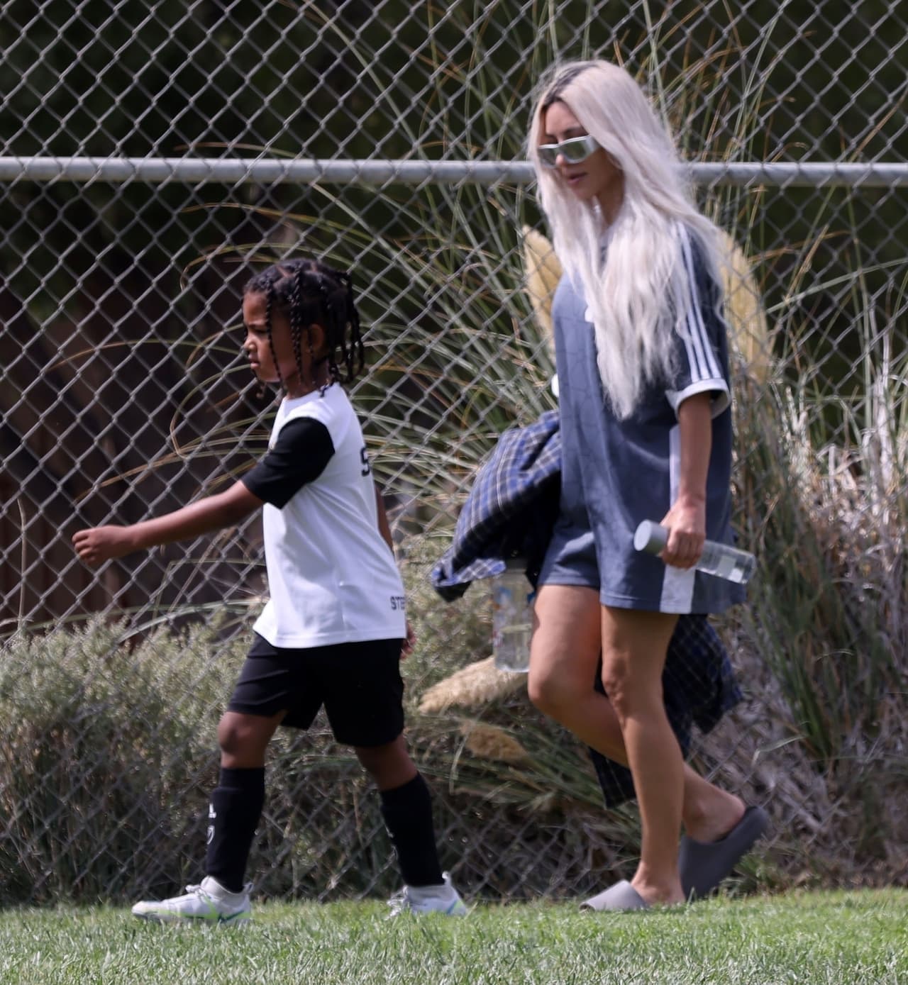 Por su parte, Kim se dejó ver con un jersey de una 
<a href="https://www.univision.com/famosos/kim-kardashian-tiktok-dificil-moverse-vestido-dolce-gabbana-milan-fashion-week-2022">talla muy grande</a> del equipo de fútbol Palace.
<br>