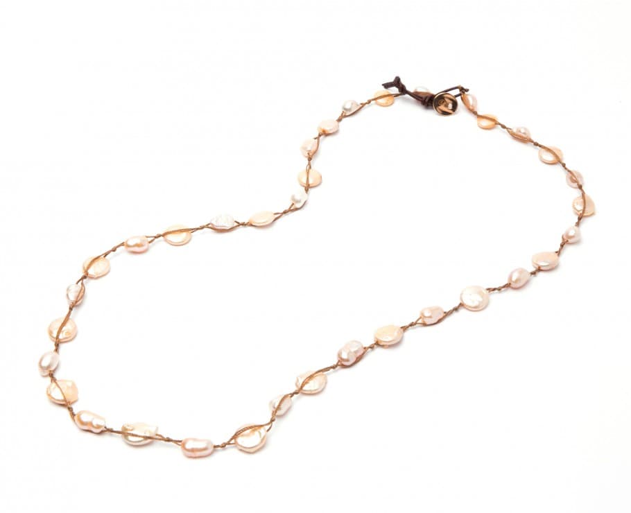 El collar Tahiti muestra parte del estilo natural y desinhibido de Kate Spade.