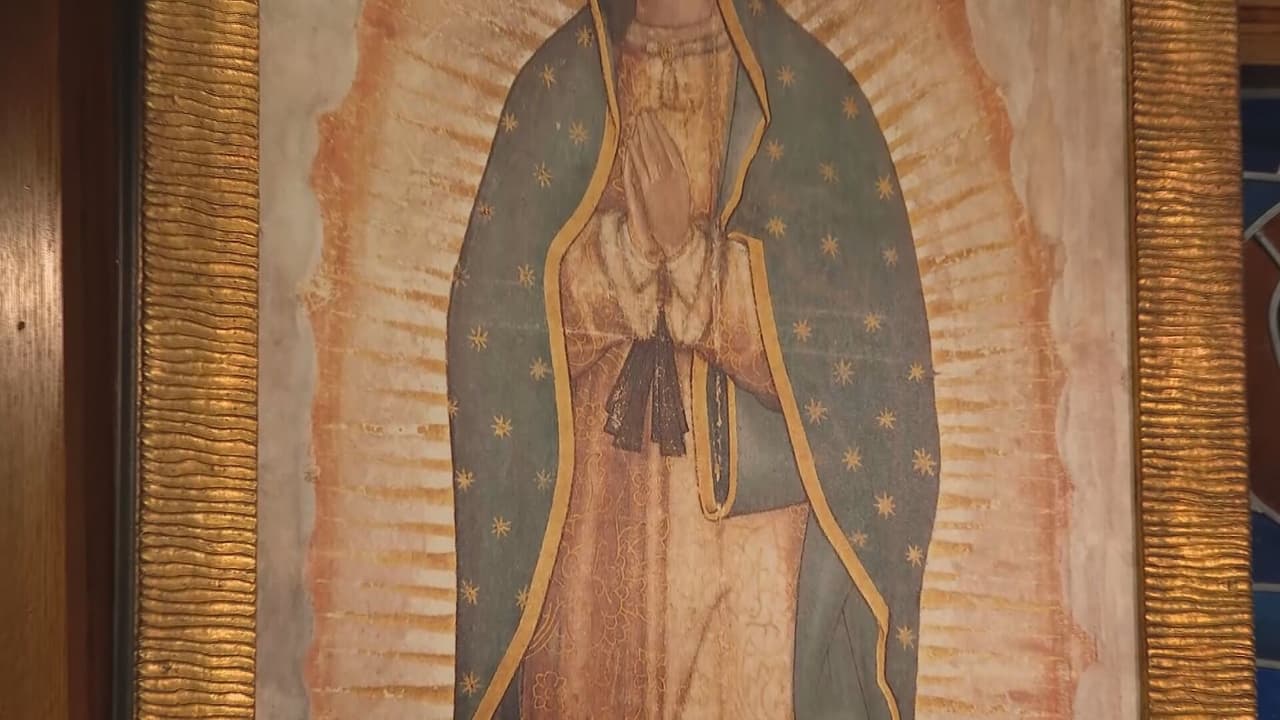 <b>El cinto negro</b>
<br>Es el símbolo de una mujer embarazada -aunque el cabello suelto significa que es virgen, el cinto indica su embarazo-. Porque su aparición fue el 12 de diciembre, a días del nacimiento de Jesús, el 25 de diciembre, relata el padre Esequiel Sánchez.
<br>