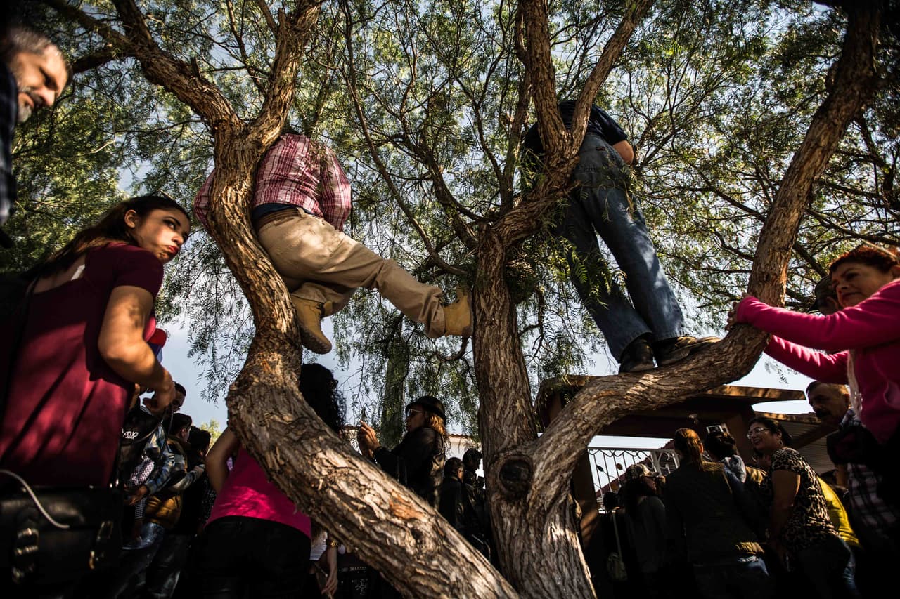 Habitantes de la zona y visitantes procedentes de otras ciudades se agolpan fuera de la casa de Rubí Ibarra la mañana de sus XV. Algunos se suben a los árboles para poder ver mejor cuando la niña salga de su casa. Almudena Toral