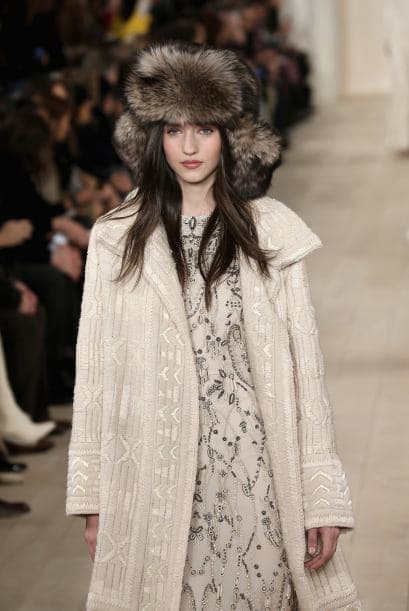 También funciona sobre un vestido decorado con pedrería y un suéter abierto.