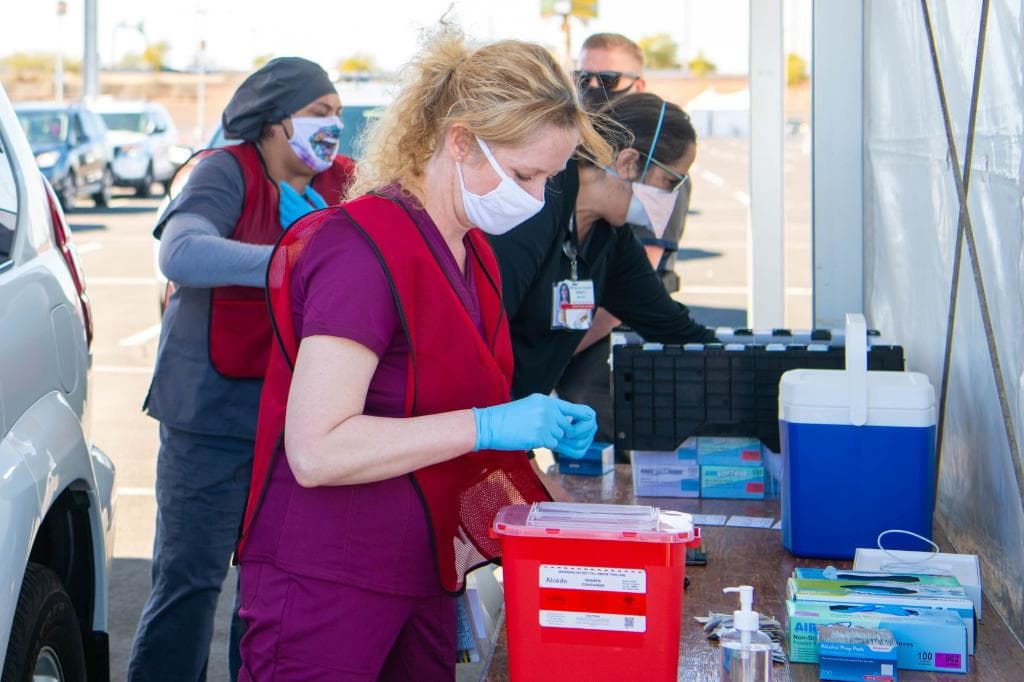 “La distribución de vacunas se está acelerando en Arizona, especialmente con la incorporación del sitio de vacunación del estadio State Farm”, dijo la Dra. Cara Christ, directora del Departamento de Servicios de Salud de Arizona (ADHS, por sus siglas en inglés) mediante un comunicado de prensa. “Arizona ha estado trabajando para sacar estas vacunas del almacenamiento frío y llevarlas a los brazos de las personas prioritarias”.
<br>