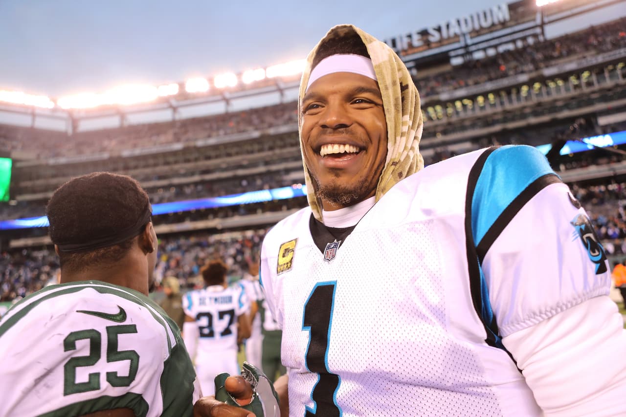 Partido discreto de Cam Newton. El mariscal completó 11 de 28 pases para 168 yardas sin anotaciones ni pecados. Por tierra sumó 28 yardas en 9 acarreos incluyendo uno de anotación.