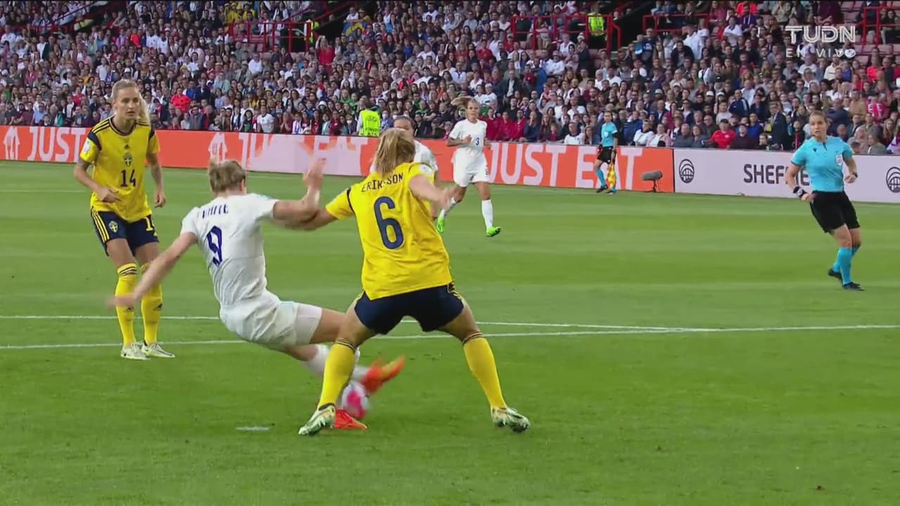 ¡Le faltó potencia! White sacó un remate débil que controló Lindahl