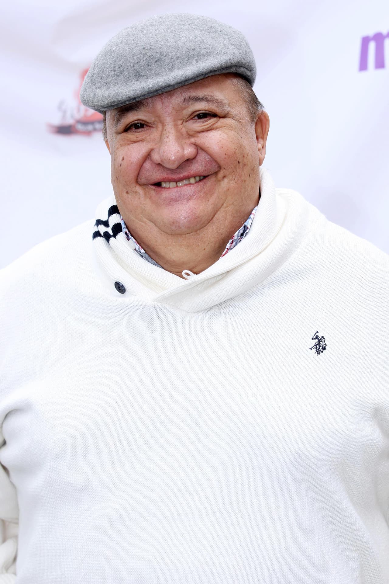 El actor mexicano Luis de Alba estuvo involucrado en una controversia en 2006, debido a que un médico acusó al intérprete de haber pagado por un hígado para ser trasplantado.