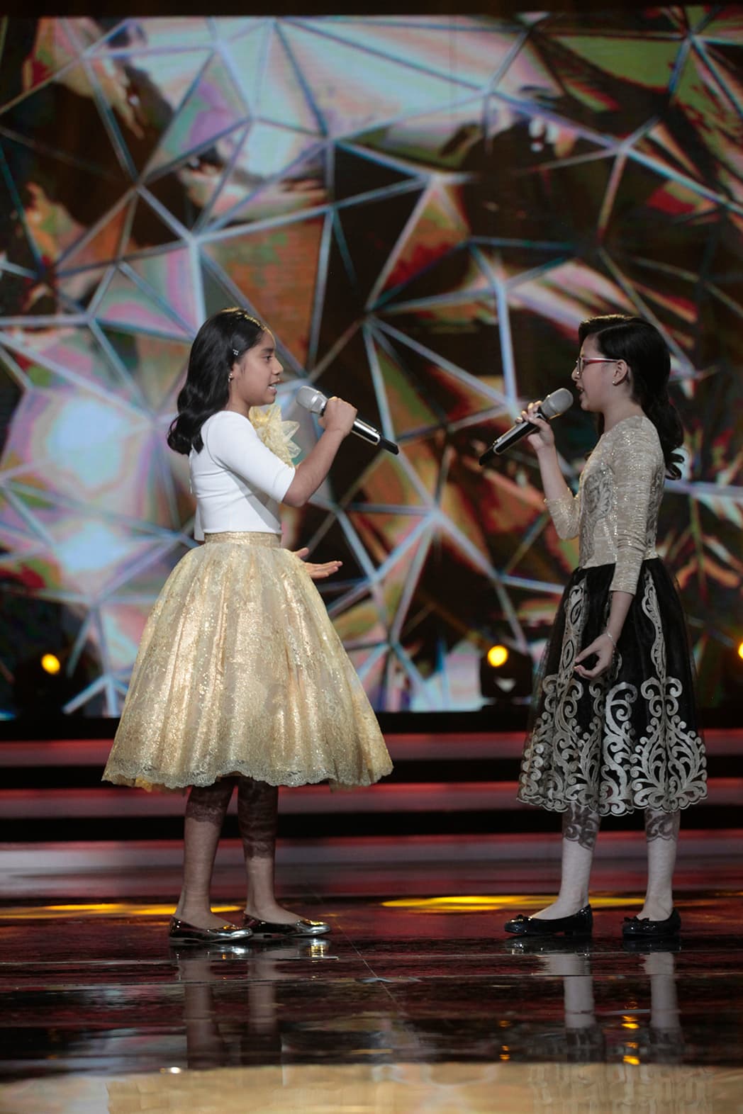 Sin embargo, estas dos niñas lo lograron. "Bravo a las dos, tienen voces fantásticas", señaló el intérprete español.
