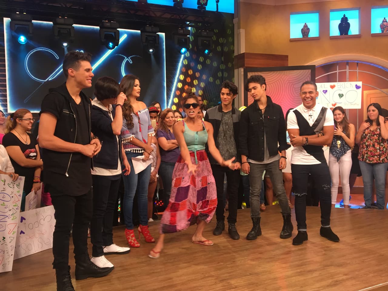 Mela se tomó su tiempo para halagar al grupo juvenil y hacer el gran anuncio.