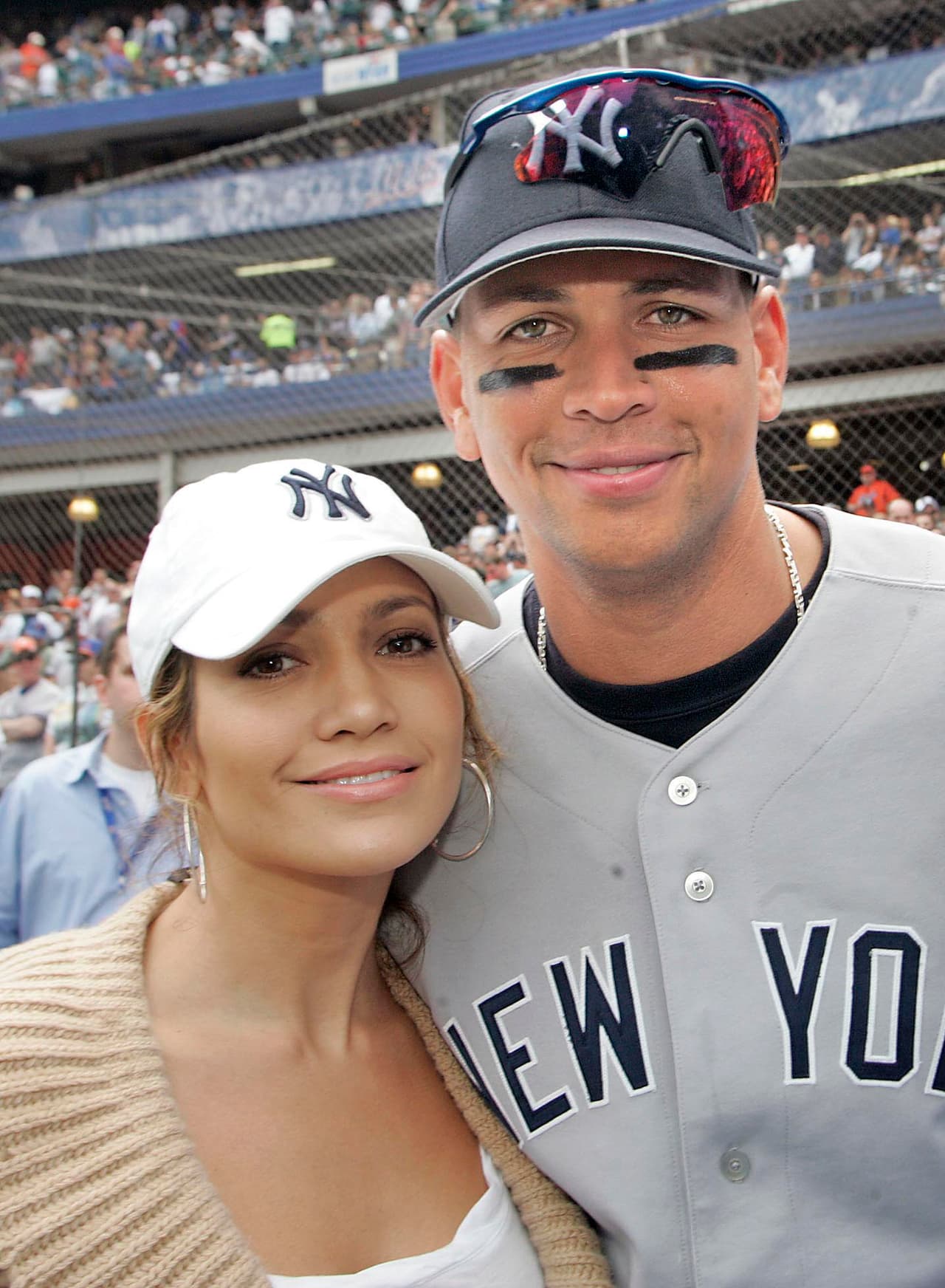 Jennifer Lopez y Alex Rodriguez se conocieron en el 2005 en el estadio de los Yankees, cuando la cantante estaba casada con Marc Anthony y el pelotero era parte de la alineación de este equipo. Casi 12 años después, el deportista fue visto en uno de los shows de JLo en Las Vegas donde ya se hablaba de un posible romance.