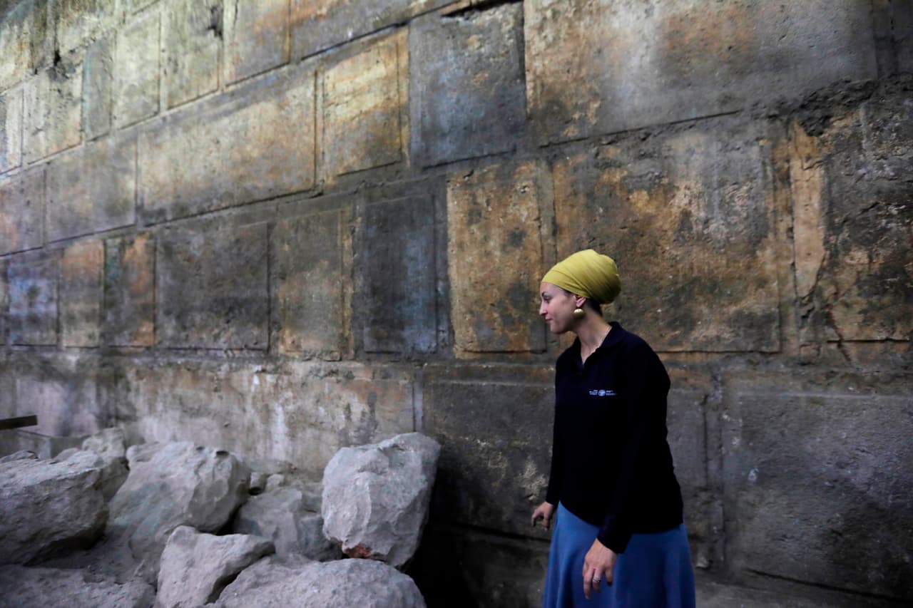 Los arqueólogos israelíes creen que
<b>el teatro nunca se utilizó porque las escaleras no están completadas y que fue abandonado posiblemente debido a revueltas de los judíos contra el Imperio Romano</b>. La Autoridad de Antigüedades de Israel permitieron el acceso a la prensa a este teatro que estuvo oculto al menos 17 siglos y lo presentaron "como parte del patrimonio judío y su profunda conexión con la Ciudad Santa".