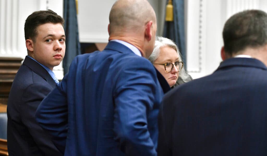 A la espera de veredicto en el caso de Kyle Rittenhouse: estas son las claves del juicio que mantiene en vilo al país