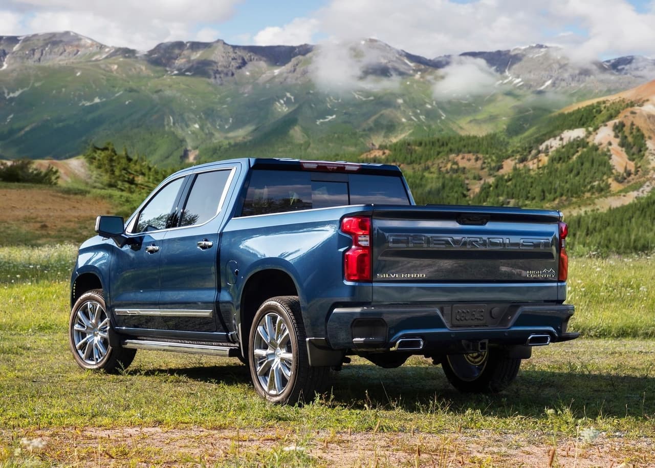 Chevrolet Silverado | Cierre y bloquee todas las ventanas y puertas cuando estacione.