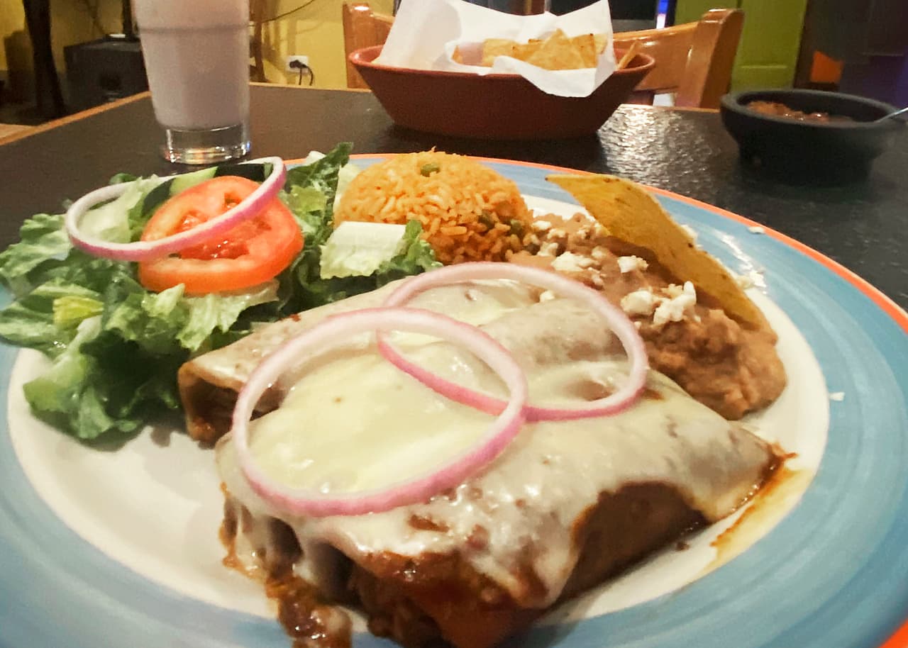 <b>Comiendo al fresco con Lalo</b>
<br>Lalo’s on Maxwell 
<br>733 W Maxwell St. Chicago, IL 60607
<br>(312) 455-9380 
<br>Lun.-Dom. 11 am-10 pm 
<br>lalosonmaxwell.com 
<br>Tipo de pago: Crédito/débito y efectivo 
<br>Precio del pollo con mole: $24.95
<br>
<br>Ubicado en University Village Market Place al noreste de Pilsen, Lalo’s on Maxwell es un restaurante mexicano muy colorido con un ambiente familiar. 
<br>
<br>El dueño de Lalo’s, Alejandro Cabrera, cuenta que su mole viene de la receta de su madre mientras vivía en Puebla, México. Tiene una contextura cremosa y picante, y un toque de dulce por el chocolate francés que usa en la preparación. En el variado menú, dos platos destacan por el mole: Las enchiladas suizas a $19.95, y el pollo con mole, a $24.95. Ambos vienen acompañados con arroz, frijoles y ensalada. 
<br>
<br>La carta incluye una variedad de comidas mexicanas tradicionales y algunas opciones no tan auténticas como helado frito y margaritas de sandía. Los platillos varían entre $19 a $26 y las bebidas alcohólicas, muy populares, entre $16 a $21.
<br>
<br>El restaurante cuenta con espacio para grupos grandes. En las noches hay música latina, luces de disco y una barra para pasarla bien. En los veranos se puede comer afuera en el patio disfrutando del sol. 
<br>-Lizeth Medina 
<br>